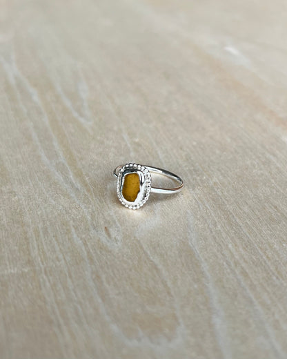 Orangebrauner Meerglasring aus Silber mit Verzierung / Größe 53 (6,5)