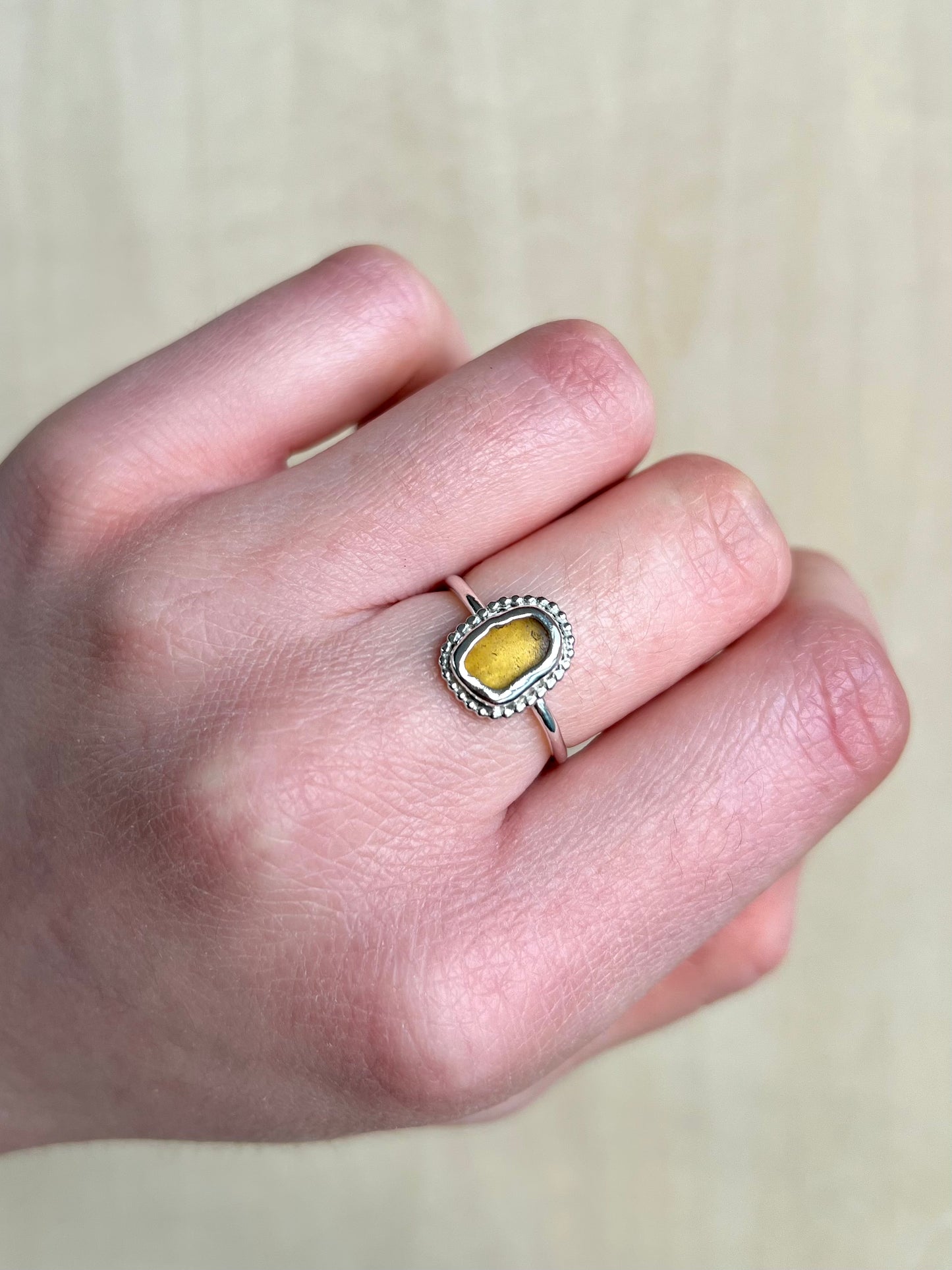 Orangebrauner Meerglasring aus Silber mit Verzierung / Größe 53 (6,5)