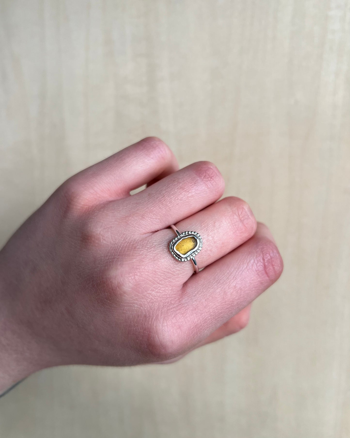 Orangebrauner Meerglasring aus Silber mit Verzierung / Größe 53 (6,5)