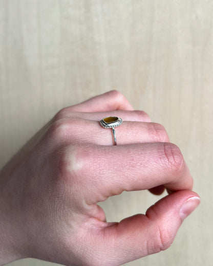 Orangebrauner Meerglasring aus Silber mit Verzierung / Größe 53 (6,5)
