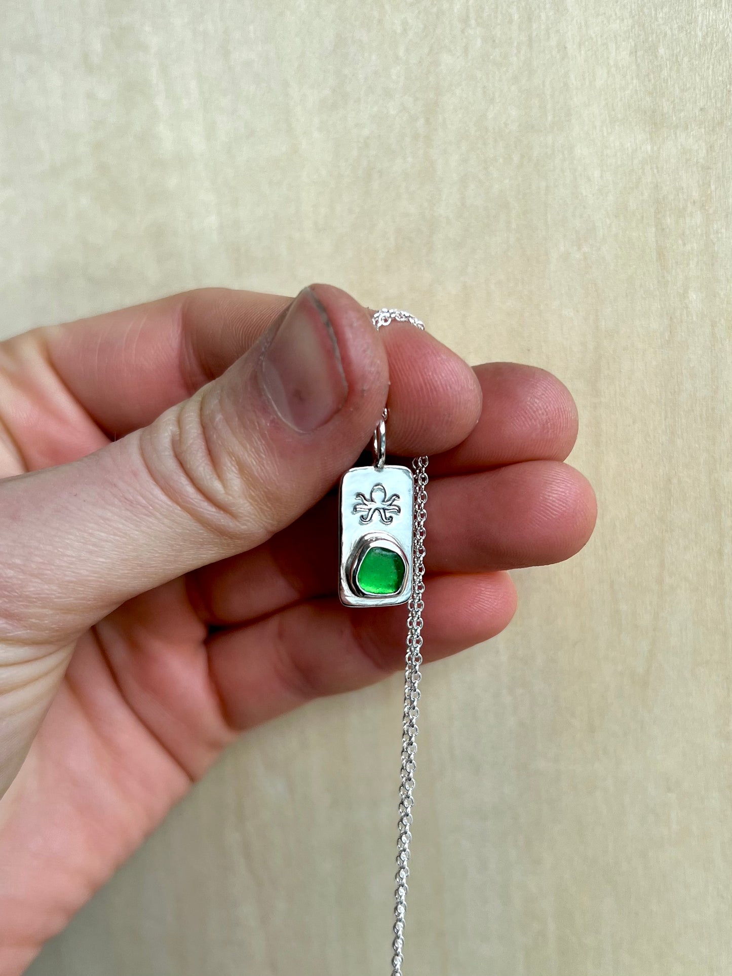 Grüne Meerglaskette aus Silber mit Oktopus