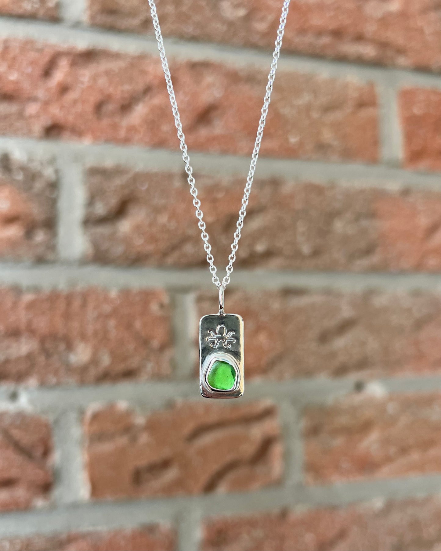 Grüne Meerglaskette aus Silber mit Oktopus