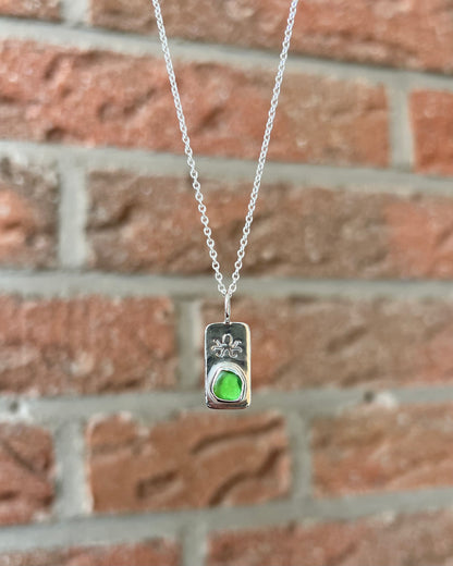 Grüne Meerglaskette aus Silber mit Oktopus
