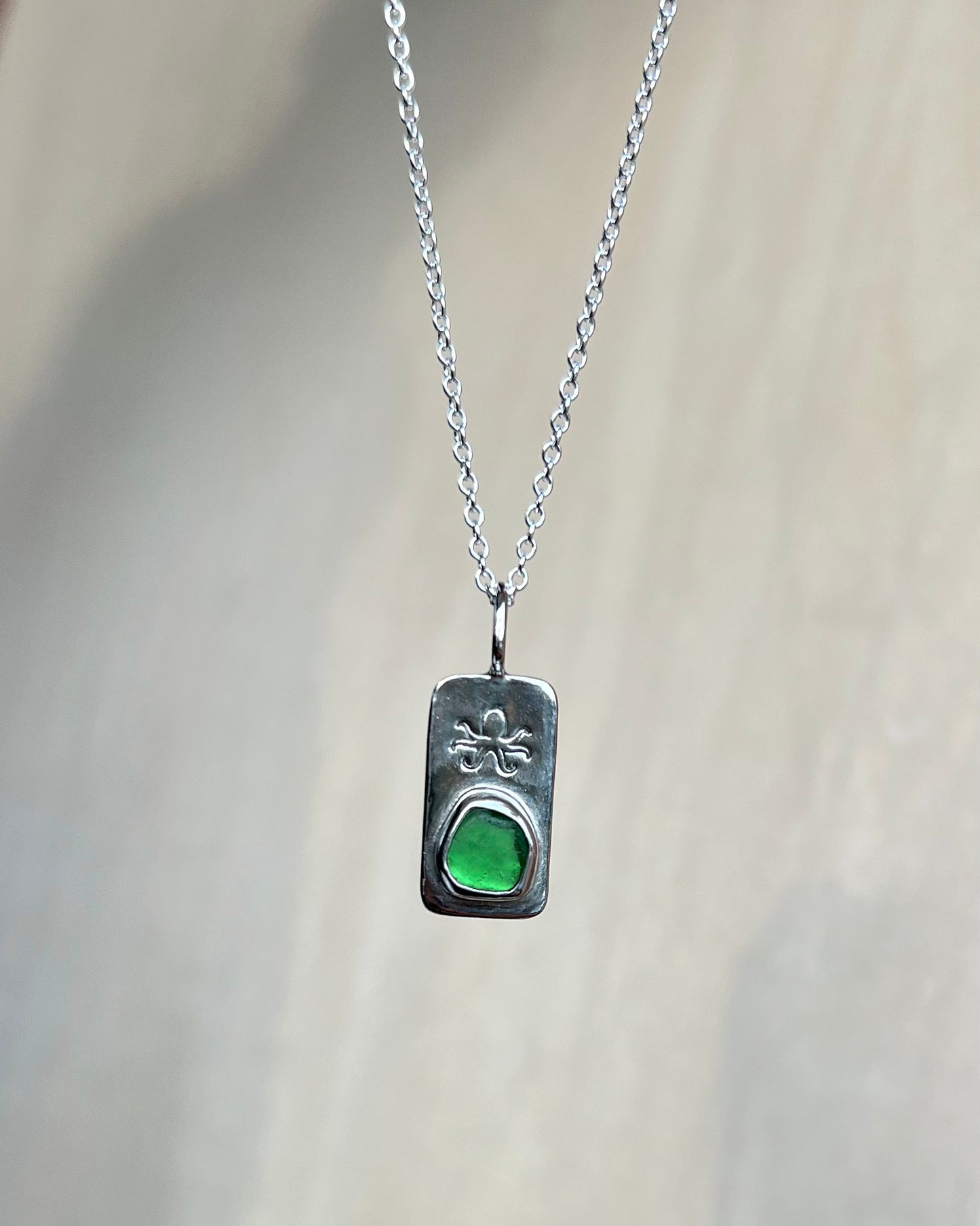 Grüne Meerglaskette aus Silber mit Oktopus