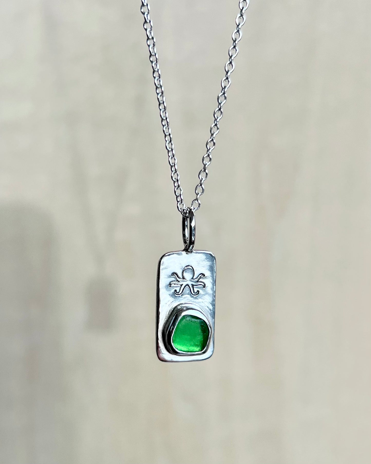 Grüne Meerglaskette aus Silber mit Oktopus