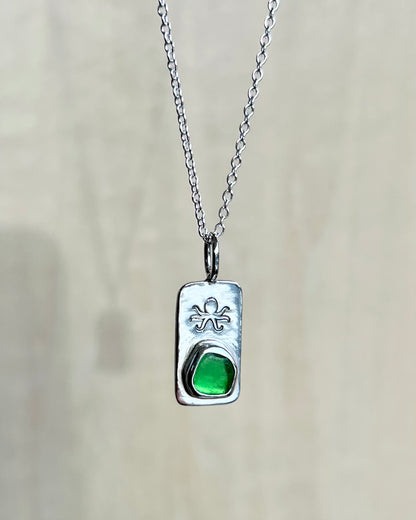 Grüne Meerglaskette aus Silber mit Oktopus