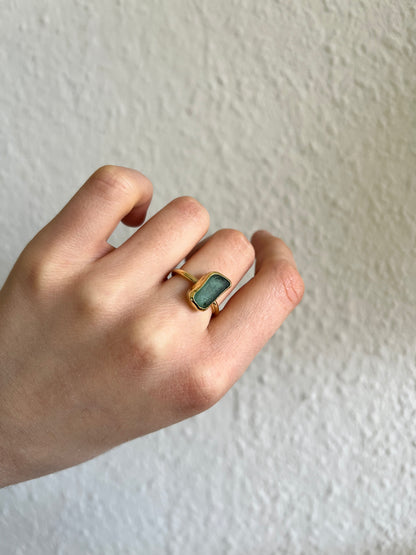 Blaugrauer Meerglasring aus Messing (Goldalternative) / Größe 54 (7)