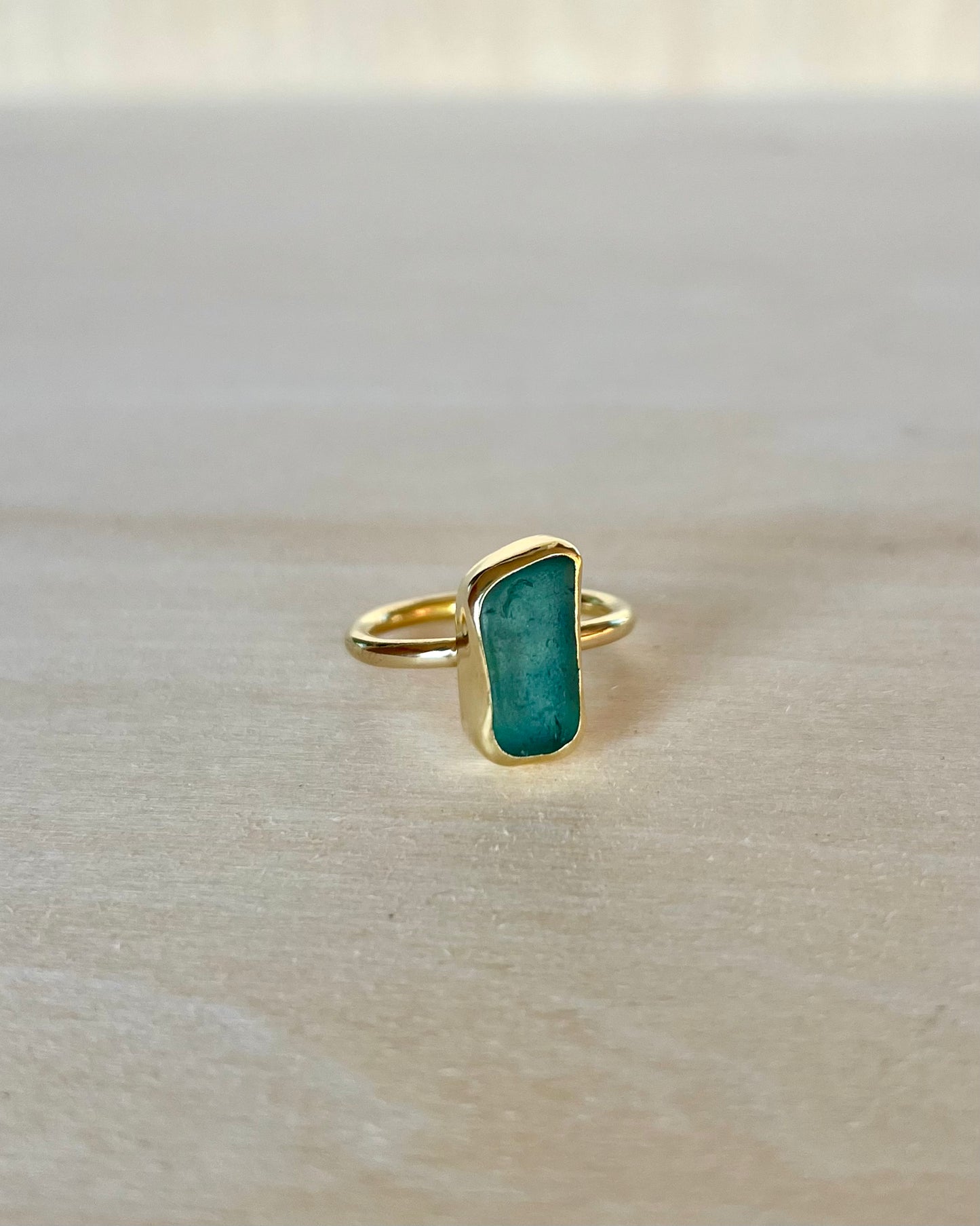 Blaugrauer Meerglasring aus Messing (Goldalternative) / Größe 54 (7)