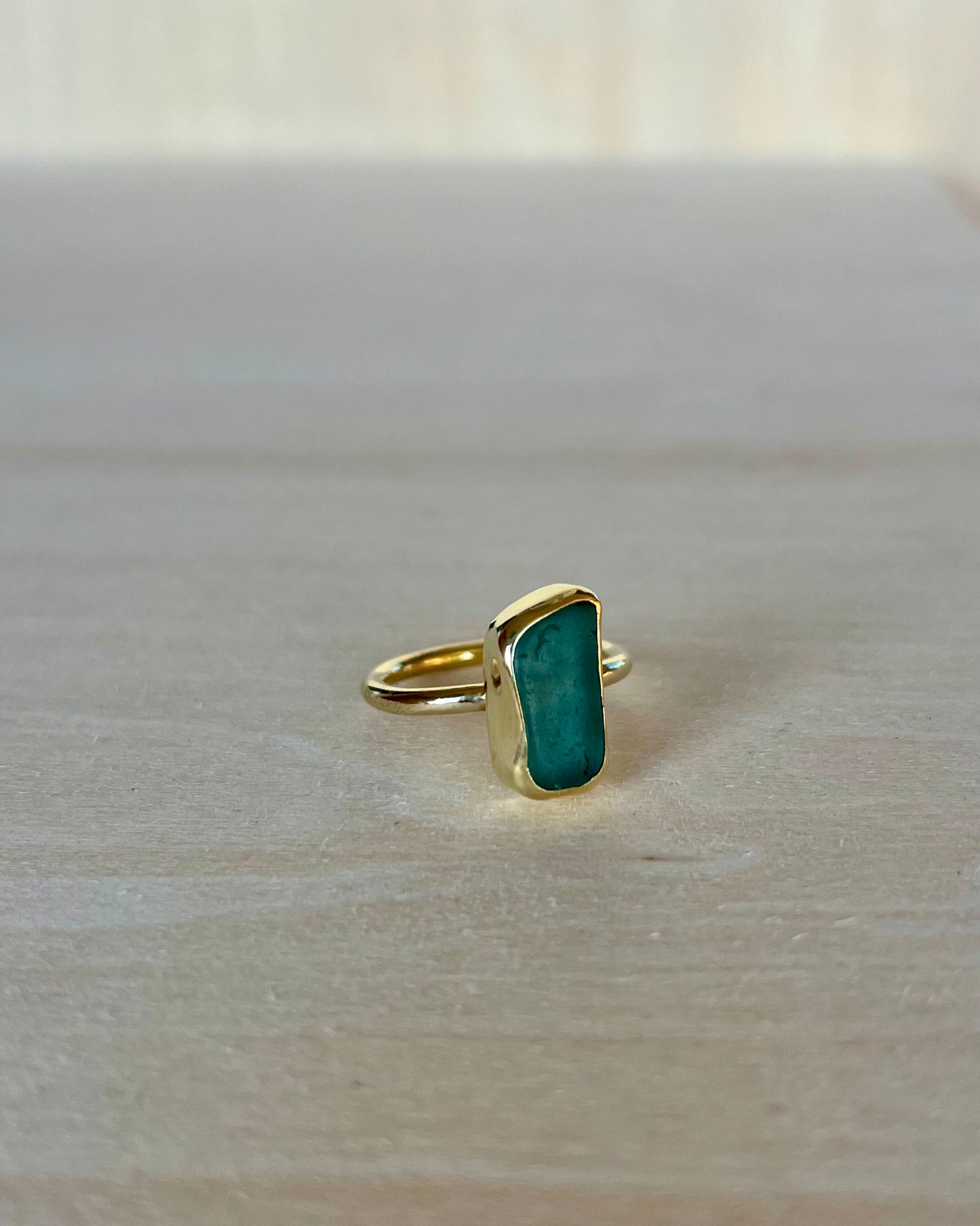 Blaugrauer Meerglasring aus Messing (Goldalternative) / Größe 54 (7)