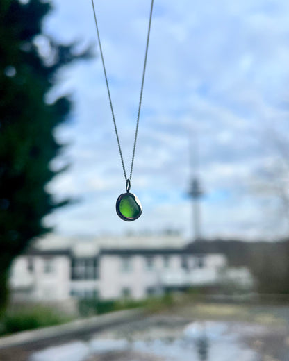 Grüne Meerglaskette aus Silber mit offenem Rücken