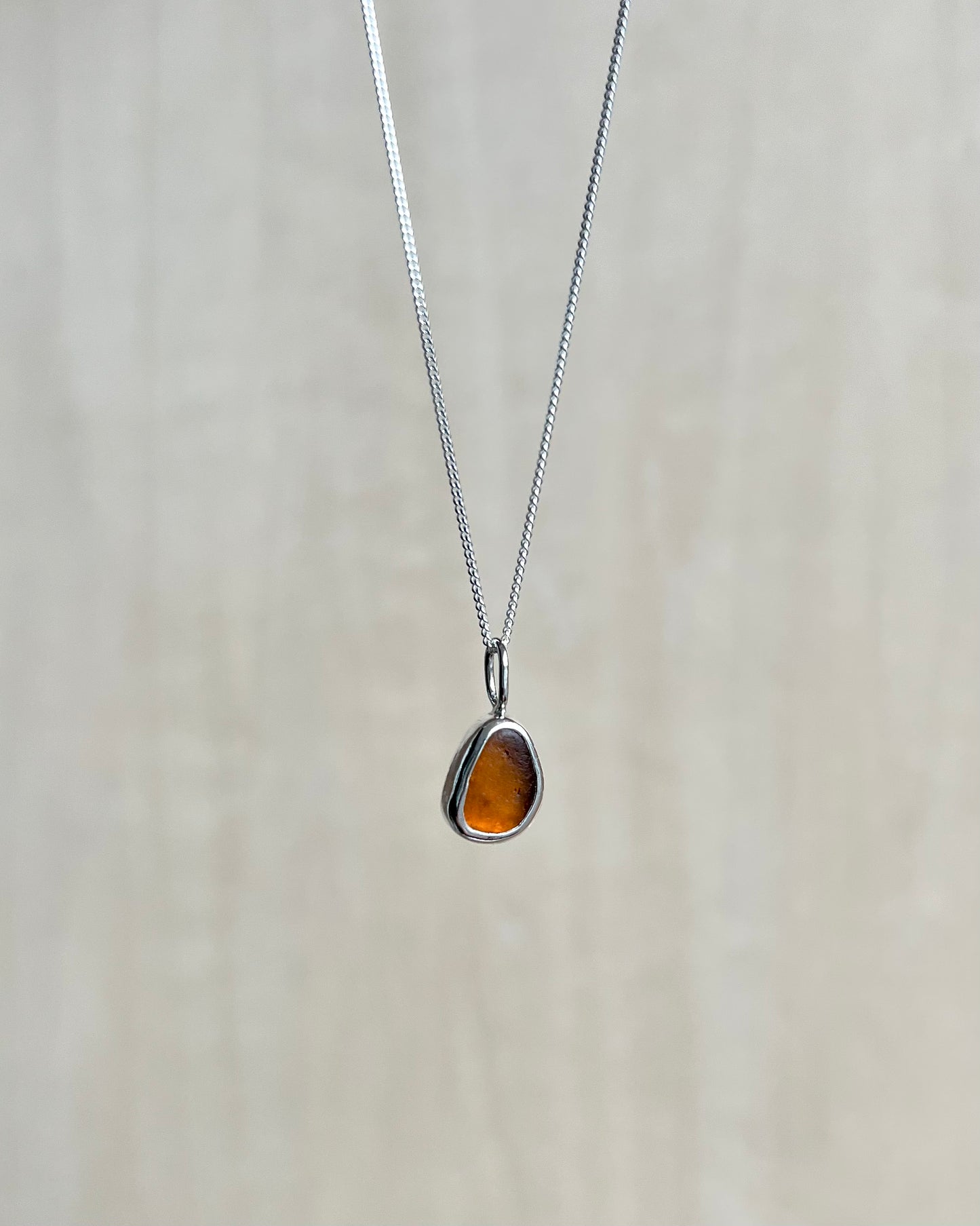 Braune zierliche Meerglaskette aus Silber