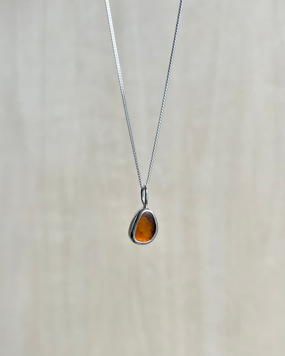 Braune zierliche Meerglaskette aus Silber