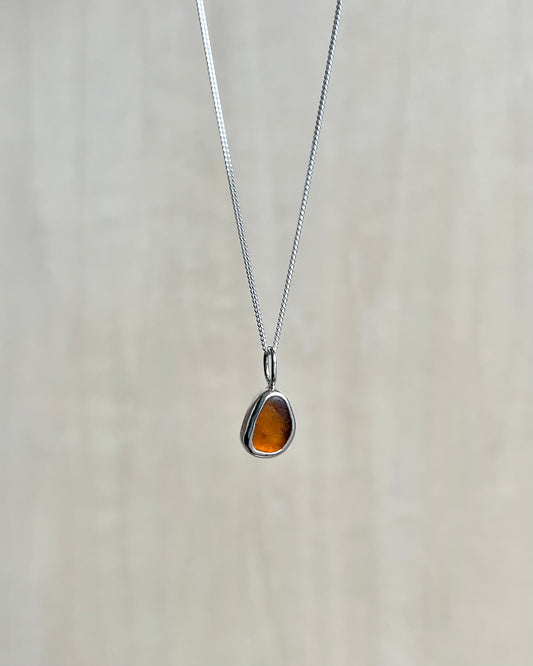 Braune zierliche Meerglaskette aus Silber
