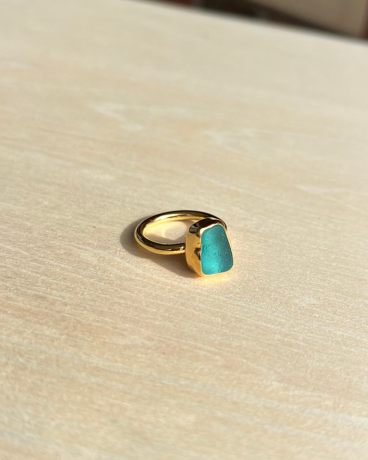 Hellblauer Meerglas Ring aus Silber, VERGOLDET / Größe 55 (7)