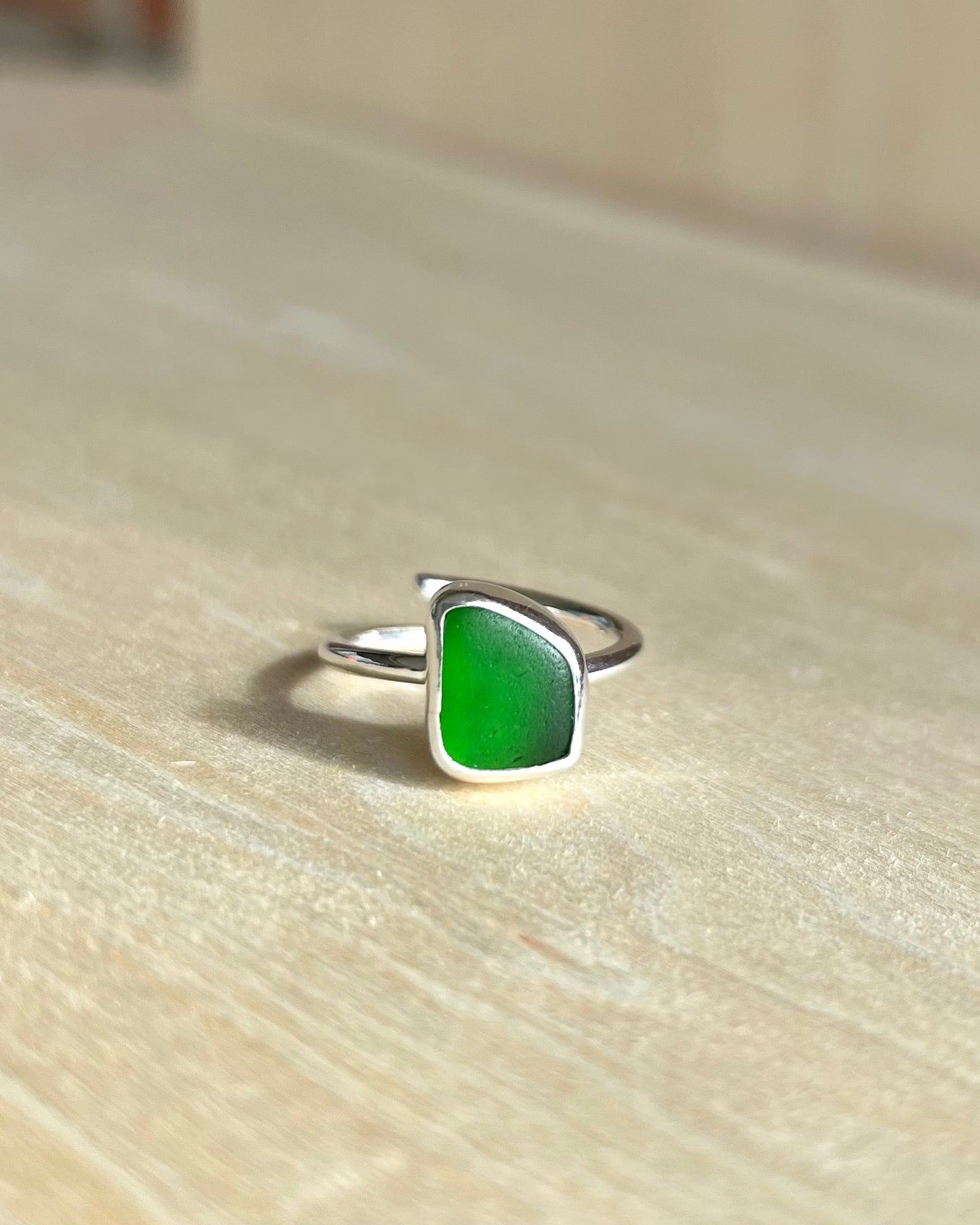 Grüner Meerglasring aus Silber - größenverstellbar