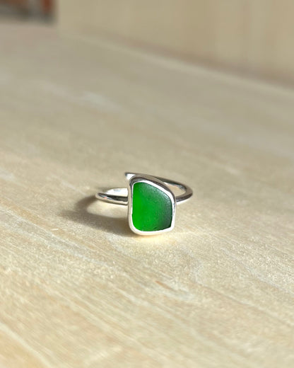 Grüner Meerglasring aus Silber - größenverstellbar