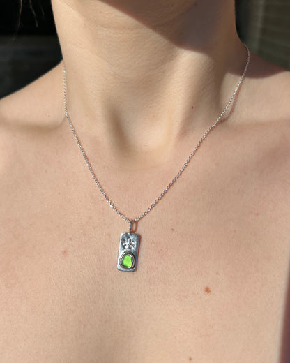 Grüne Meerglaskette aus Silber mit Oktopus