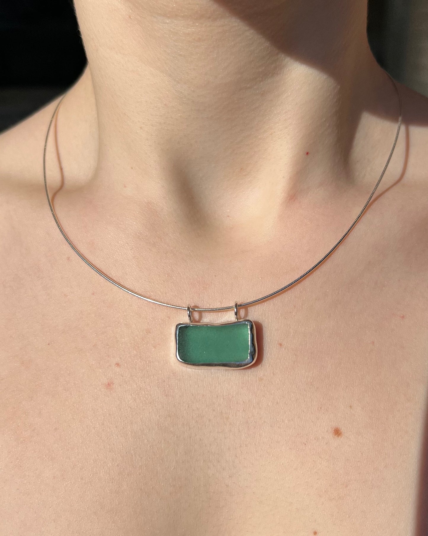 Grünblaue Meerglaskette aus Silber mit "OCEAN"-Gravur