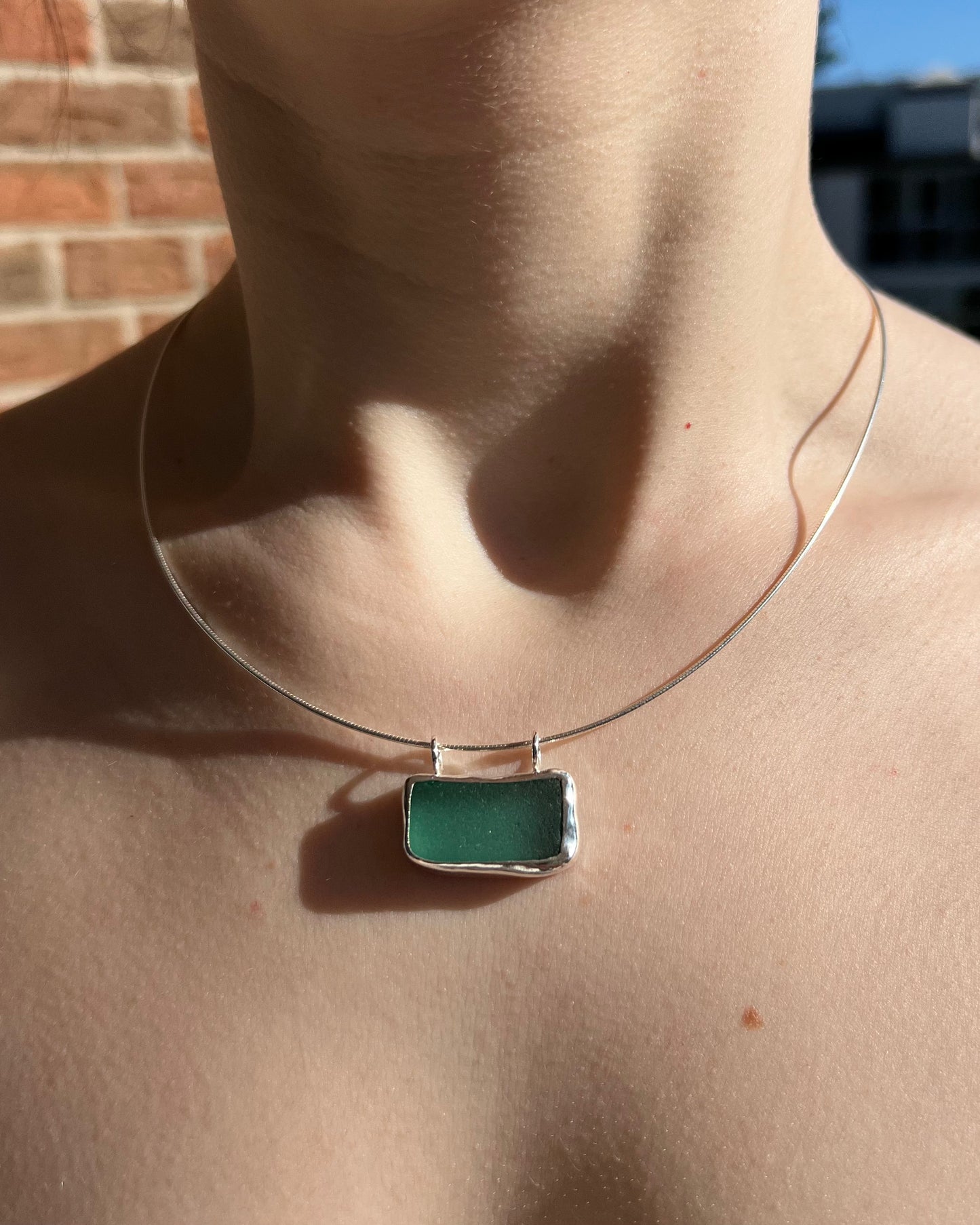Grünblaue Meerglaskette aus Silber mit "OCEAN"-Gravur