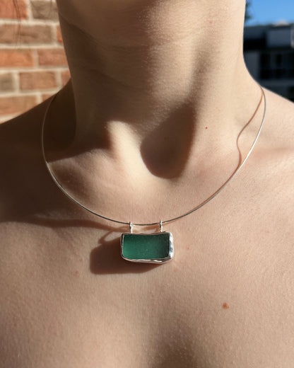 Grünblaue Meerglaskette aus Silber mit "OCEAN"-Gravur