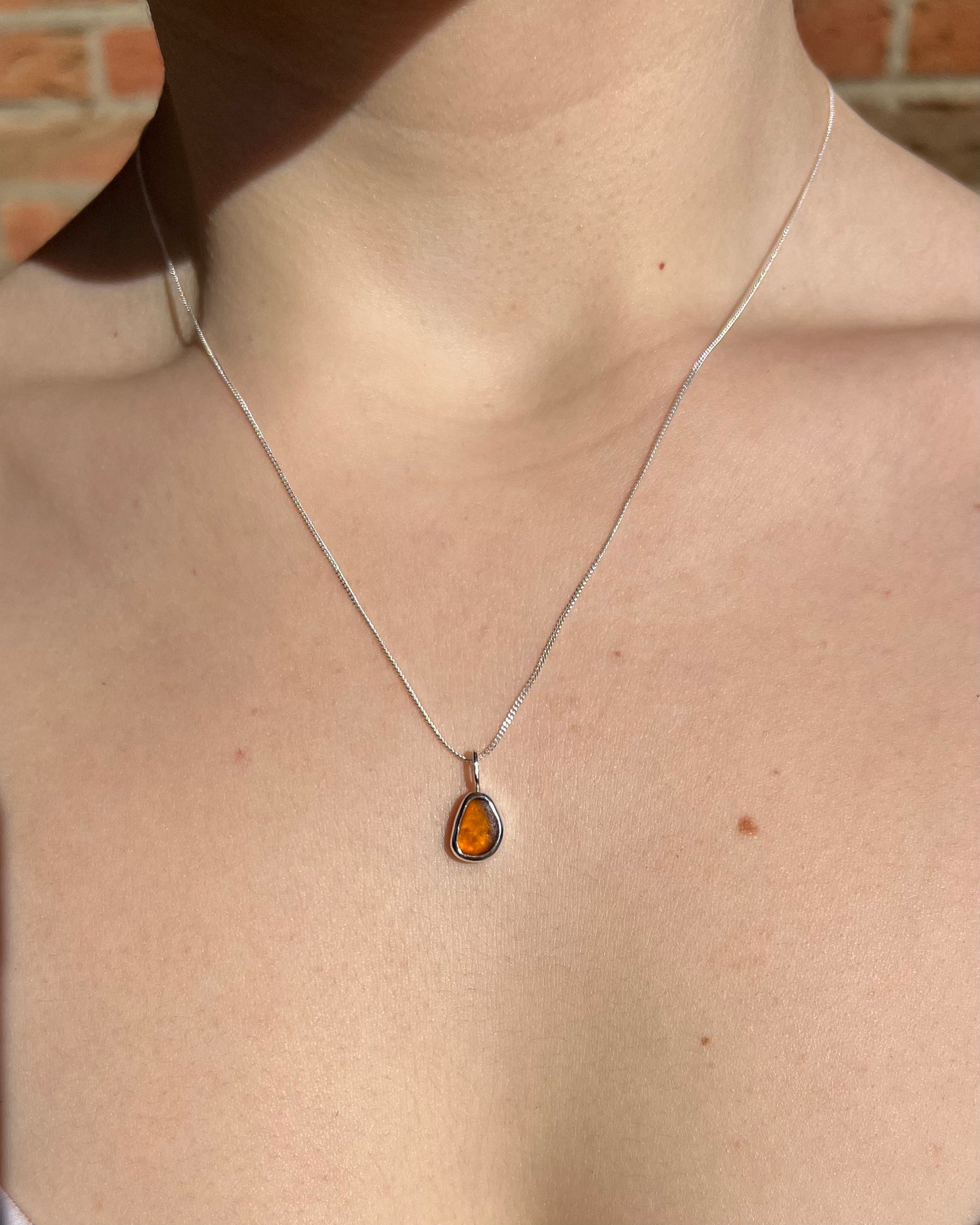 Braune zierliche Meerglaskette aus Silber