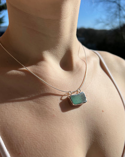 Grünblaue Meerglaskette aus Silber mit "OCEAN"-Gravur