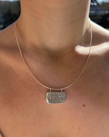Grünblaue Meerglaskette aus Silber mit "OCEAN"-Gravur