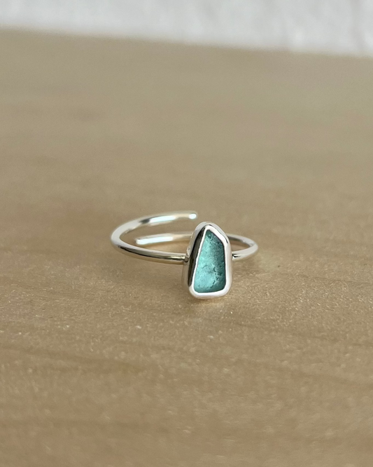 Eisblauer Meerglasring aus Silber - größenverstellbar