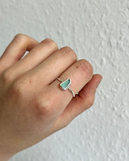 Eisblauer Meerglasring aus Silber - größenverstellbar