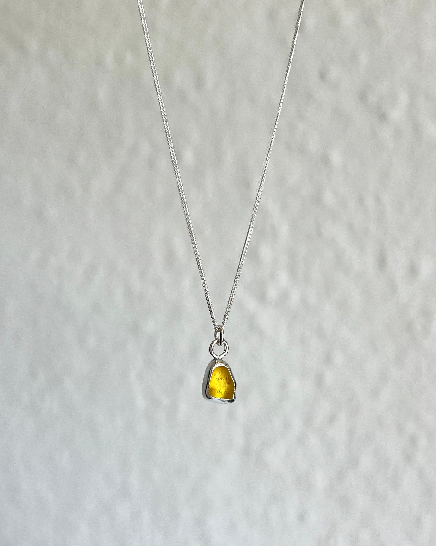 Strahlend gelbe Meerglaskette aus Silber (SELTEN)