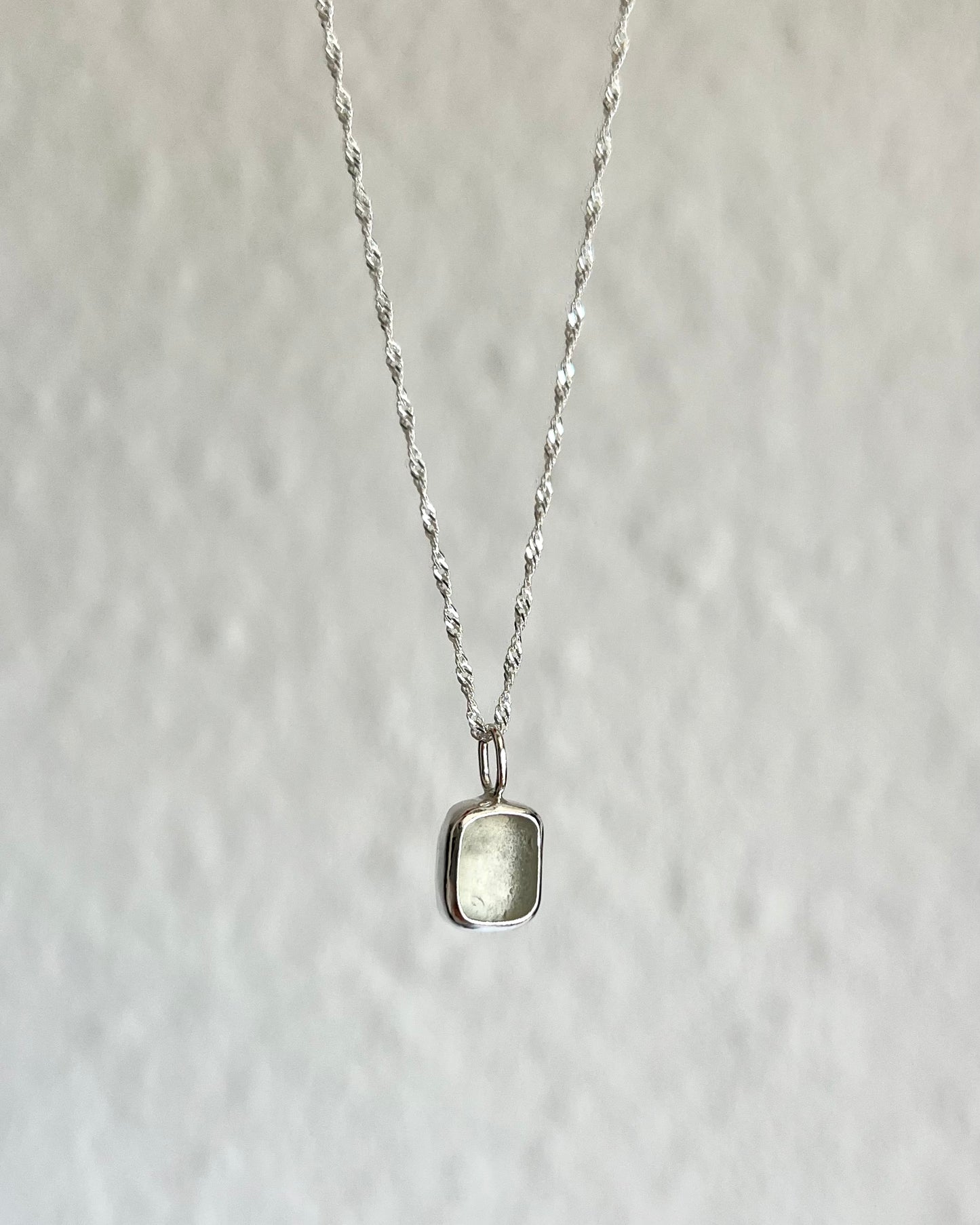 Weiße Meerglaskette aus Silber