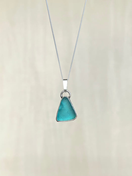 Hellblaue Meerglas-Kette