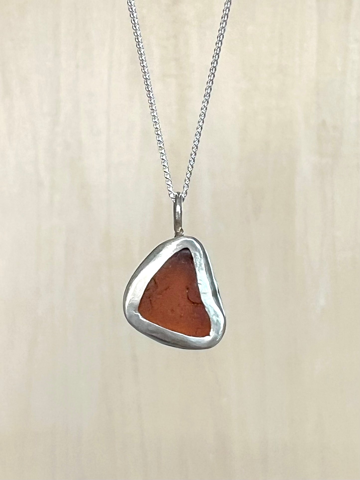 Braune Meerglas-Kette