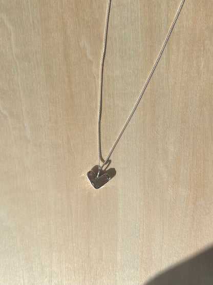 Herzkette aus recyceltem Silber geschmolzen