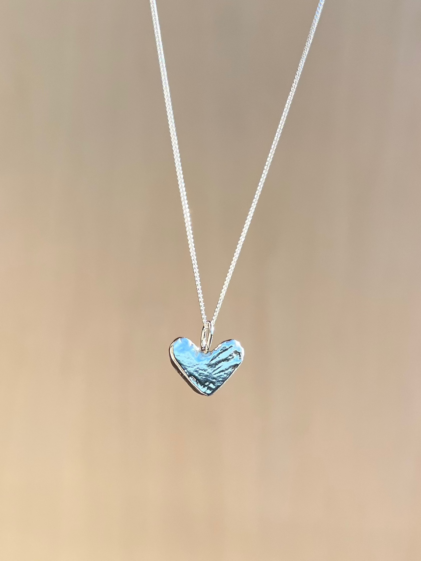 Herzkette aus recyceltem Silber geschmolzen