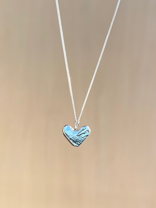 Herzkette aus recyceltem Silber geschmolzen
