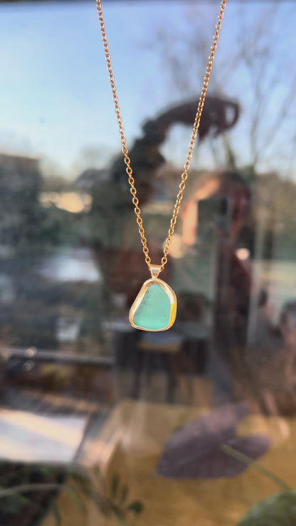 Grünblaue Meerglaskette aus Messing (Goldalternative)